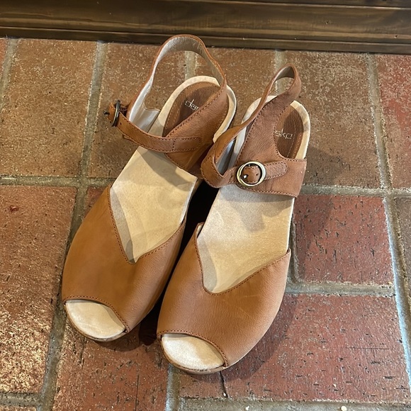 Dansko Womens Charlotte Camel Milled Nubuck Wedge - Picture 3 of 8